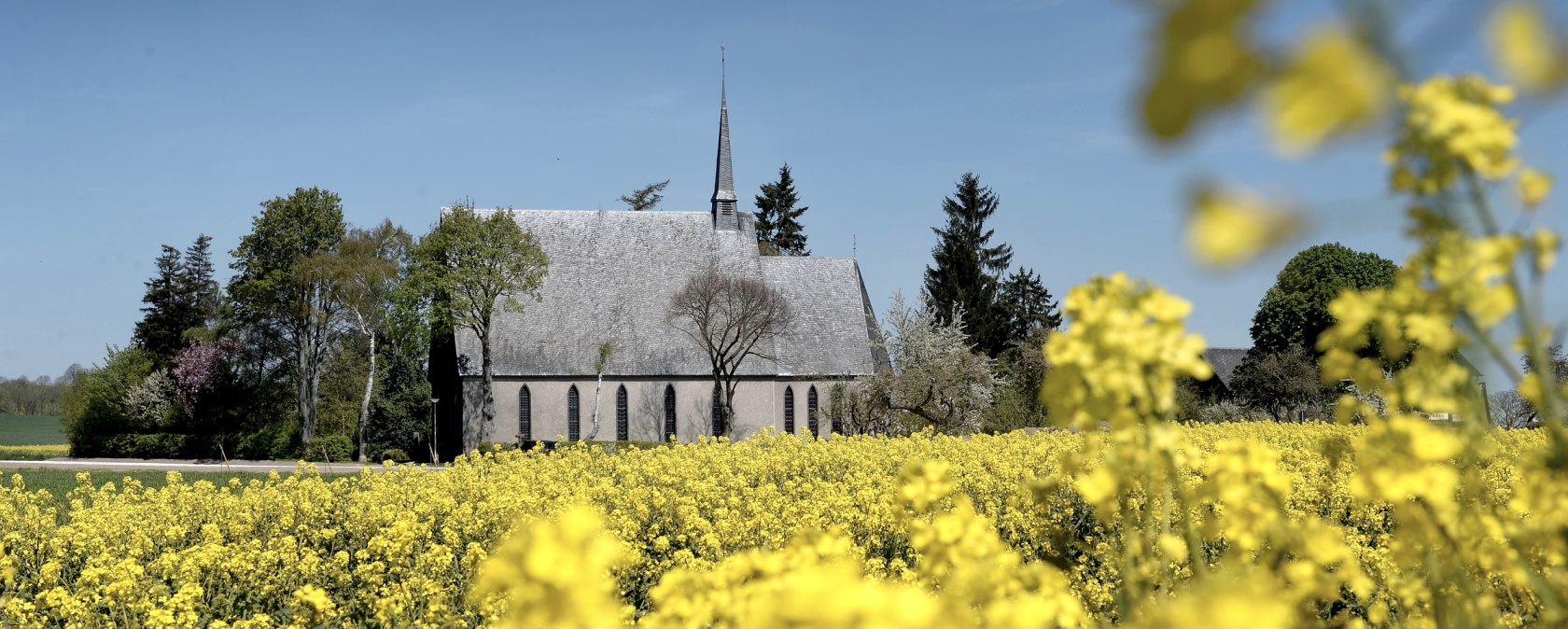 Idyllisch gelegene Schwanenkirche bei Roes, © Christoph Gerhartz