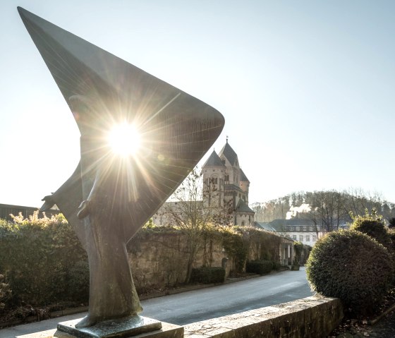 Sonnenaufgang an der Abteikirche Maria Laach, © Eifel Tourismus GmbH, D. Ketz