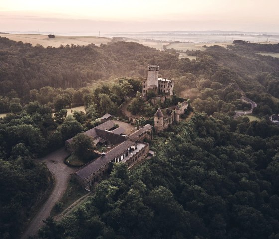 Sonnenaufgangsstimmung an der Burg Pyrmont, © Schieferland Kaisersesch