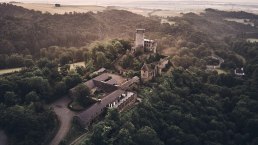 Sonnenaufgangsstimmung an der Burg Pyrmont, © Schieferland Kaisersesch