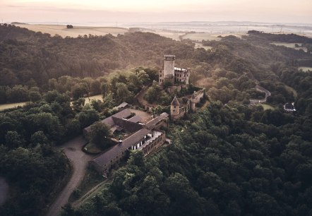 Sonnenaufgangsstimmung an der Burg Pyrmont, © Schieferland Kaisersesch