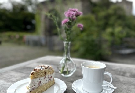 hausgemachter Kuchen im Burghof genießen, © Pascal Abel