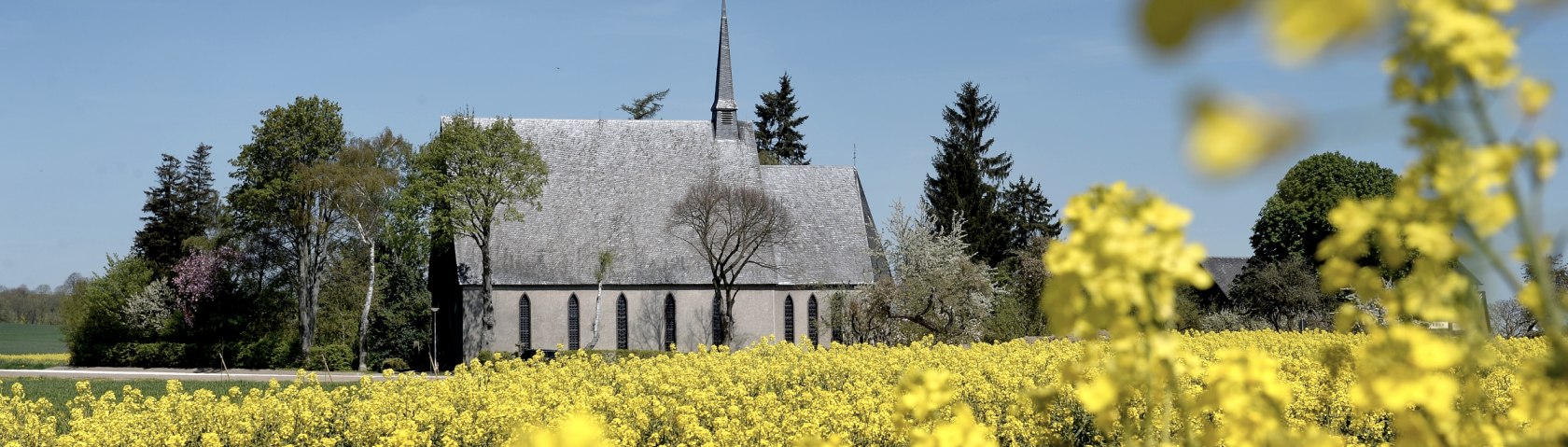 Idyllisch gelegene Schwanenkirche bei Roes, © Christoph Gerhartz