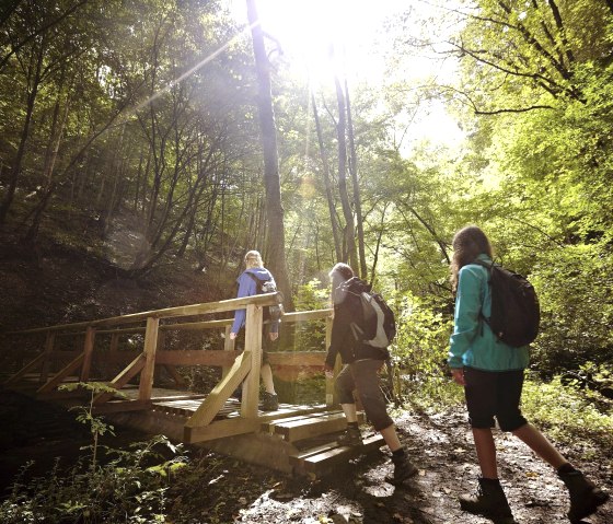 Wandern durch das wildromantische Tal, © Schieferland Kaisersesch, Marco Rothbrust