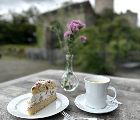 hausgemachter Kuchen im Burghof genießen, © Pascal Abel