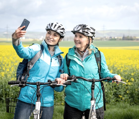 Selfie mit gelbem Raps auf dem Maifeld-Radwanderweg, © Eifel Tourismus GmbH, Dominik Ketz