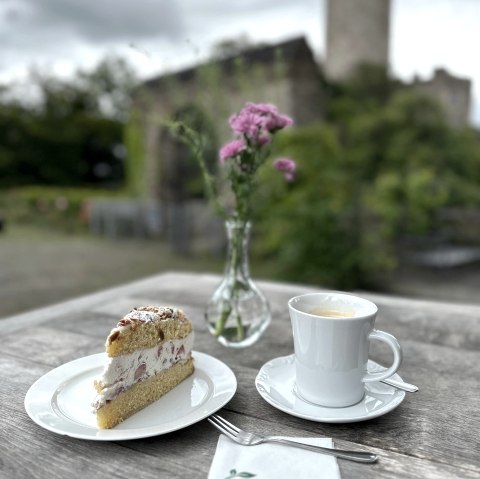 hausgemachter Kuchen im Burghof genießen, © Pascal Abel