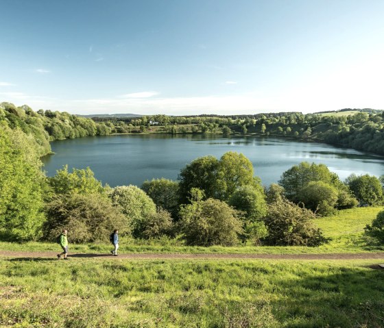 Wanderer am Weinfelder Maar, © Eifel Tourismus GmbH, D. Ketz