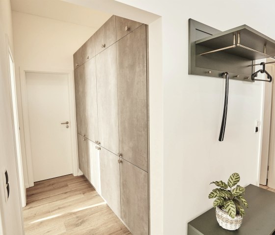 Flur mit Einbauschrank und Garderobe, © Eifelia Ferienhaus