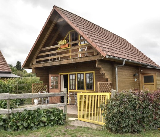 gelbes Blockhaus mit Eingang, © Reit-und Ferienanlage Pyrmonter Hof