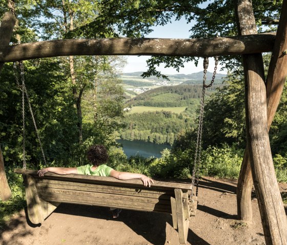 Schaukel mit Ausblick auf Gemündener Maar, © Eifel Tourismus GmbH, D. Ketz