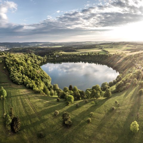 Sonnenaufgang am Weinfelder Maar, © Eifel Tourismus GmbH, D. Ketz