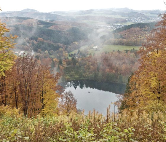 Gemündener Maar  im  Herbst, © GesundLand Vulkaneifel/D. Ketz