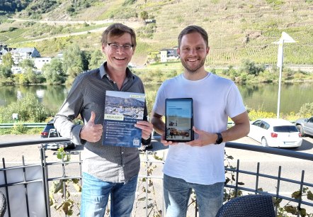 Harald Andre (Hotel Filla Andre) und Alexander Görgen (Kreiswerke Cochem-Zell) präsentieren den Flyer und die digitale Broschüre zur (R)AUSZEIT , © Kreiswerke Cochem-Zell