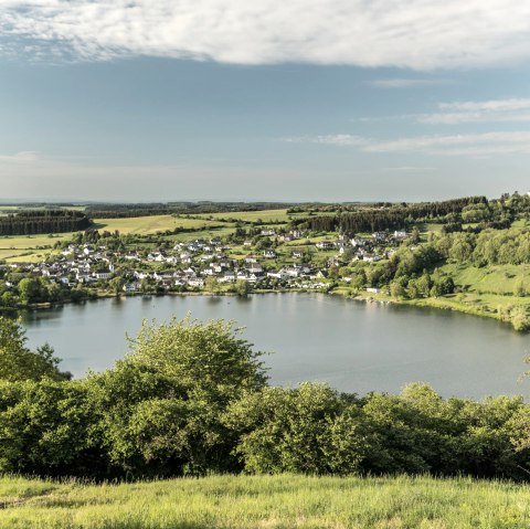 Blick vom Maarkreuz aufs Schalkenmehrener Maar, © Eifel Tourismus GmbH, D. Ketz