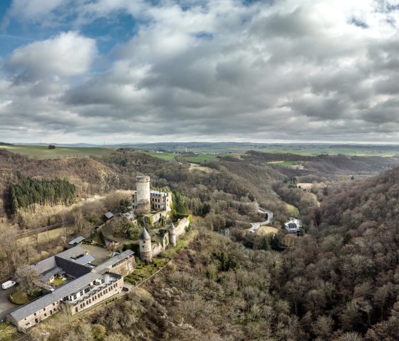 Blick auf die Eifel-Landschaft mit Burg Pyrmont am Pyrmonter Felsensteig, © Eifel Tourismus GmbH, D. Ketz