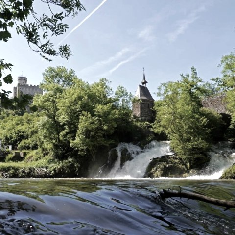 Wasserfall mit Burg Pymont, © Winfried Lenz