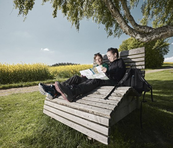 Rast am Aussichtspunkt in Masburg, © Schieferland Kaisersesch, Marco Rothbrust