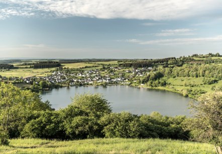 Blick vom Maarkreuz aufs Schalkenmehrener Maar, © Eifel Tourismus GmbH, D. Ketz