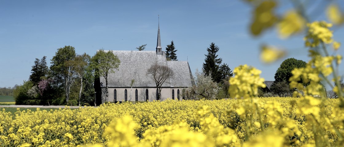 Idyllisch gelegene Schwanenkirche bei Roes, © Christoph Gerhartz