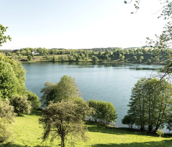 Weinfelder Maar mit Kapelle, © Eifel Tourismus GmbH, D. Ketz