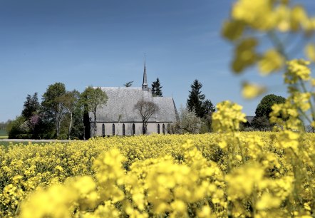 Idyllisch gelegene Schwanenkirche bei Roes, © Christoph Gerhartz