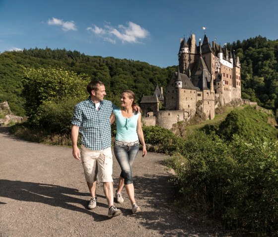 Wanderer auf dem Eltzer Burgpanorama, © Rheinland-Pfalz Tourismus GmbH, D. Ketz