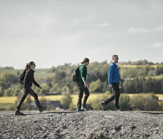 Schimmernde Schiefersteine entlang des Wanderweges, © Schieferland Kaisersesch, Marco Rothbrust