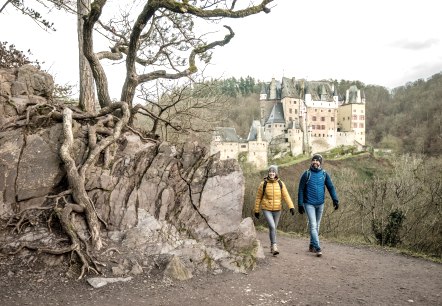 Wanderer an der Burg Eltz, © Eifel Tourismus GmbH, Dominik Ketz