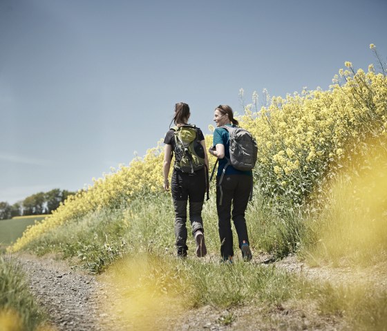 Wandern zwischen den goldgelben Rapsfeldern, © Schieferland Kaisersesch, Marco Rothbrust