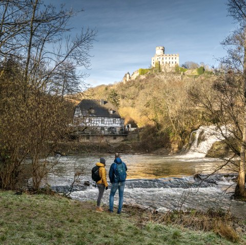 Blick über Elzbach, Pyrmonter Mühle und zur Burg Pyrmont, © Eifel Tourismus GmbH, D. Ketz