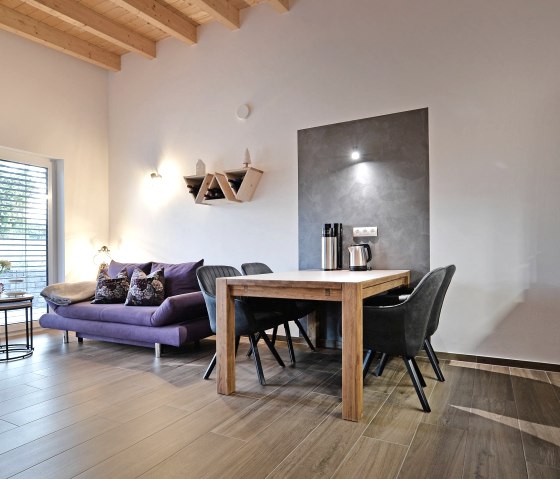 offenes Wohnzimmer mit Küche, © Ferienhäuser Brieden